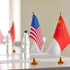 Αν οι ΗΠΑ φοβούνται την Κίνα στρατιωτικά, τότε ας την "αντιμετωπίσουν" εμπορικά