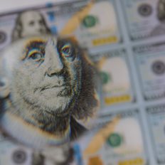 Οι δασμοί του Τραμπ απειλούν με "κρίση εμπιστοσύνης" το δολάριο