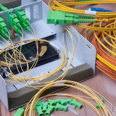 Oπτική ίνα: Η επέκταση της ΔΕΗ, τα σενάρια για εξαγορά της Nova και η κούρσα των παρόχων