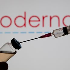 Moderna: &#x394;&#x3B5;&#x3BD; &#x3C0;&#x3C1;&#x3BF;&#x3C7;&#x3C9;&#x3C1;&#x3AC; &#x3C3;&#x3C4;&#x3B7;&#x3BD; &#x3BA;&#x3B1;&#x3C4;&#x3BF;&#x3C7;&#x3CD;&#x3C1;&#x3C9;&#x3C3;&#x3B7; &#x3C0;&#x3B1;&#x3C4;&#x3AD;&#x3BD;&#x3C4;&#x3B1;&#x3C2; &#x3B3;&#x3B9;&#x3B1; &#x3C4;&#x3BF; &#x3B5;&#x3BC;&#x3B2;&#x3CC;&#x3BB;&#x3B9;&#x3CC; &#x3C4;&#x3B7;&#x3C2;