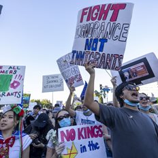 &#x3A4;&#x3B9; &#x3C3;&#x3B7;&#x3BC;&#x3B1;&#x3C4;&#x3BF;&#x3B4;&#x3BF;&#x3C4;&#x3B5;&#x3AF; &#x3C4;&#x3BF; &#x3B1;&#x3BD;&#x3C4;&#x3B9;&#x3C4;&#x3C1;&#x3B1;&#x3BC;&#x3C0;&#x3B9;&#x3BA;&#x3CC; No Kings, &#x3C0;&#x3BF;&#x3C5; &#x3AD;&#x3B2;&#x3B3;&#x3B1;&#x3BB;&#x3B5; 7 &#x3B5;&#x3BA;&#x3B1;&#x3C4;&#x3BF;&#x3BC;&#x3BC;&#x3CD;&#x3C1;&#x3B9;&#x3B1; &#x391;&#x3BC;&#x3B5;&#x3C1;&#x3B9;&#x3BA;&#x3B1;&#x3BD;&#x3BF;&#x3CD;&#x3C2; &#x3C3;&#x3C4;&#x3BF;&#x3C5;&#x3C2; &#x3B4;&#x3C1;&#x3CC;&#x3BC;&#x3BF;&#x3C5;&#x3C2;