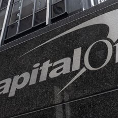 &#x3A3;&#x3C4;&#x3B1; &#x3C7;&#x3AD;&#x3C1;&#x3B9;&#x3B1; &#x3C4;&#x3B7;&#x3C2; Capital One &#x3B7; Discover &#x3AD;&#x3BD;&#x3B1;&#x3BD;&#x3C4;&#x3B9; 35 &#x3B4;&#x3B9;&#x3C3;. &#x3B4;&#x3BF;&#x3BB;., &#x3C3;&#x3C4;&#x3BF; &#x3BC;&#x3B5;&#x3B3;&#x3B1;&#x3BB;&#x3CD;&#x3C4;&#x3B5;&#x3C1;&#x3BF; deal &#x3C4;&#x3BF;&#x3C5; 2024 &#x3C0;&#x3B1;&#x3B3;&#x3BA;&#x3BF;&#x3C3;&#x3BC;&#x3AF;&#x3C9;&#x3C2;