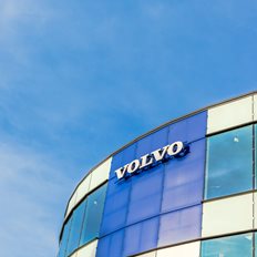 Volvo: &#x3A0;&#x3B5;&#x3C1;&#x3B9;&#x3BA;&#x3BF;&#x3C0;&#x3AD;&#x3C2; &#x3B4;&#x3B1;&#x3C0;&#x3B1;&#x3BD;&#x3CE;&#x3BD; 1,87 &#x3B4;&#x3B9;&#x3C3;. &#x3B4;&#x3BF;&#x3BB;., &#x3BC;&#x3B5;&#x3C4;&#x3AC; &#x3C4;&#x3BF; &#x3C3;&#x3B7;&#x3BC;&#x3B1;&#x3BD;&#x3C4;&#x3B9;&#x3BA;&#x3CC; &quot;&#x3C6;&#x3C1;&#x3AD;&#x3BD;&#x3BF;&quot; &#x3C3;&#x3C4;&#x3B1; &#x3BA;&#x3AD;&#x3C1;&#x3B4;&#x3B7; &#x3B1;&#x27; &#x3C4;&#x3C1;&#x3B9;&#x3BC;&#x3AE;&#x3BD;&#x3BF;&#x3C5; &#x3BA;&#x3B1;&#x3B9; &#x3C4;&#x3BF;&#x3C5;&#x3C2; &#x3B4;&#x3B1;&#x3C3;&#x3BC;&#x3BF;&#x3CD;&#x3C2; &#x3A4;&#x3C1;&#x3B1;&#x3BC;&#x3C0;