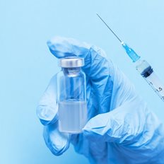 Η Βρετανία σχεδιάζει την έναρξη κλινικών δοκιμών σε ανθρώπους που θα μολύνονται σκόπιμα με κορονοϊό