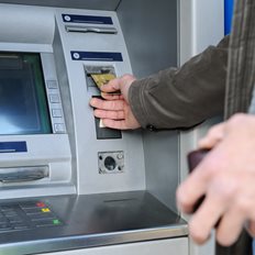 Ξεκινούν σήμερα οι μηδενικές χρεώσεις στα ΑΤΜ - τι σημαίνει για τις τράπεζες