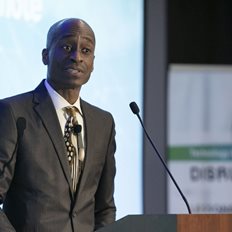 Philip Jefferson: Η Fed μπορεί να "προχωρήσει προσεκτικά" στην επόμενη απόφαση για τα επιτόκια