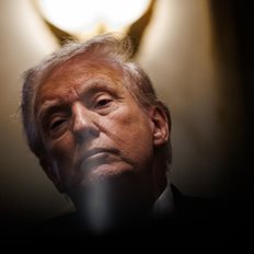 Γιατί κανείς δεν ξέρει πραγματικά πόσα χρήματα βγάζει η οικογένεια Τραμπ αυτή τη στιγμή;