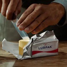 Arla Foods &#x395;&#x3BB;&#x3BB;&#x3AC;&#x3C2;: &#x3A4;&#x3BF; Lurpak &quot;&#x3BD;&#x3BF;&#x3C3;&#x3C4;&#x3B9;&#x3BC;&#x3B5;&#x3CD;&#x3B5;&#x3B9;&quot; &#x3C4;&#x3B6;&#x3AF;&#x3C1;&#x3BF; &#x3BA;&#x3B1;&#x3B9; &#x3BA;&#x3AD;&#x3C1;&#x3B4;&#x3B7;
