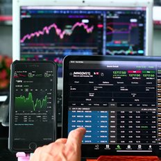 Κόκκινα ταμπλό στην Ασία στη σκιά των απειλών Τραμπ