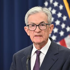 Διχασμένα τα μέλη της Fed για τις επόμενες μειώσεις των επιτοκίων