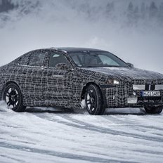 &#x394;&#x3B5;&#x3AF;&#x3C4;&#x3B5; &#x3C4;&#x3B7; &#x3BD;&#x3AD;&#x3B1; &#x3B7;&#x3BB;&#x3B5;&#x3BA;&#x3C4;&#x3C1;&#x3B9;&#x3BA;&#x3AE; BMW i5 &#x3BD;&#x3B1; &#x3BA;&#x3AC;&#x3BD;&#x3B5;&#x3B9; drift &#x3C3;&#x3B5; &#x3C0;&#x3B1;&#x3B3;&#x3C9;&#x3BC;&#x3AD;&#x3BD;&#x3B7; &#x3BB;&#x3AF;&#x3BC;&#x3BD;&#x3B7;