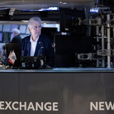 &#x3A3;&#x3C4;&#x3BF; &quot;&#x3BA;&#x3CC;&#x3BA;&#x3BA;&#x3B9;&#x3BD;&#x3BF;&quot; &#x3B7; Wall, &#x3BC;&#x3B5; &#x3C4;&#x3BF;&#x3BD; Nasdaq &#x3BD;&#x3B1; &#x3BA;&#x3C5;&#x3BB;&#x3AC; &#x3B2;&#x3B1;&#x3B8;&#x3CD;&#x3C4;&#x3B5;&#x3C1;&#x3B1; &#x3C3;&#x3B5; &#x3AD;&#x3B4;&#x3B1;&#x3C6;&#x3BF;&#x3C2; &#x3B4;&#x3B9;&#x3CC;&#x3C1;&#x3B8;&#x3C9;&#x3C3;&#x3B7;&#x3C2;