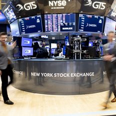 Wall Street: Προσπάθειες ανόδου μετά τους τραπεζικούς κραδασμούς - Υποχωρούν οι ανησυχίες λόγω δασμών