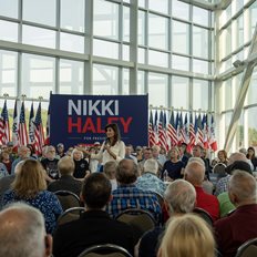 &#x3A0;&#x3CE;&#x3C2; &#x3B7; Nikki Haley &#x3C0;&#x3B1;&#x3C1;&#x3B1;&#x3B9;&#x3C4;&#x3AE;&#x3B8;&#x3B7;&#x3BA;&#x3B5; &#x3B1;&#x3C0;&#x3CC; &#x3C4;&#x3B7;&#x3BD; &#x3BA;&#x3C5;&#x3B2;&#x3AD;&#x3C1;&#x3BD;&#x3B7;&#x3C3;&#x3B7; &#x3A4;&#x3C1;&#x3B1;&#x3BC;&#x3C0; &#x3BA;&#x3B1;&#x3B9; &#x3B4;&#x3B7;&#x3BC;&#x3B9;&#x3BF;&#x3CD;&#x3C1;&#x3B3;&#x3B7;&#x3C3;&#x3B5; &#x3C0;&#x3B5;&#x3C1;&#x3B9;&#x3BF;&#x3C5;&#x3C3;&#x3AF;&#x3B1; 8 &#x3B5;&#x3BA;&#x3B1;&#x3C4;&#x3BF;&#x3BC;&#x3BC;&#x3C5;&#x3C1;&#x3AF;&#x3C9;&#x3BD; &#x3B4;&#x3BF;&#x3BB;&#x3B1;&#x3C1;&#x3AF;&#x3C9;&#x3BD;