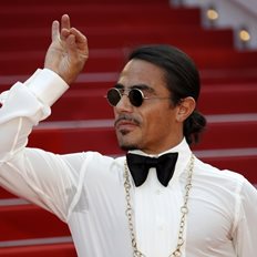 Salt Bae: &#x397; &#x3AC;&#x3BD;&#x3BF;&#x3B4;&#x3BF;&#x3C2; &#x3BA;&#x3B1;&#x3B9; &#x3B7; &#x3C0;&#x3C4;&#x3CE;&#x3C3;&#x3B7; &#x3C4;&#x3BF;&#x3C5; &#x39D;&#x3BF;&#x3C5;&#x3C3;&#x3C1;&#x3AD;&#x3C4; &#x393;&#x3BA;&#x3B9;&#x3BF;&#x3BA;&#x3C4;&#x3C3;&#x3AD;