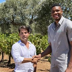 Premia: Γιάννης Αντετοκούνμπο και οικογένεια Σκλαβενίτη μπαίνουν στην ΑΜΚ