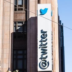 "Αιμορραγεί" το Twitter στα χέρια του Elon Musk: 40% κάτω τα έσοδα από διαφημίσεις