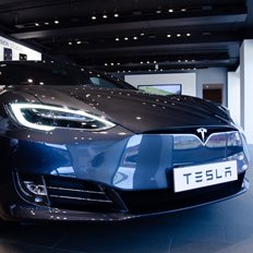 &#x397; Tesla &#x3AD;&#x3C7;&#x3B1;&#x3C3;&#x3B5; &#x3BA;&#x3B5;&#x3C6;&#x3B1;&#x3BB;&#x3B1;&#x3B9;&#x3BF;&#x3C0;&#x3BF;&#x3AF;&#x3B7;&#x3C3;&#x3B7; &#x3B1;&#x3BD;&#x3C4;&#x3AF;&#x3C3;&#x3C4;&#x3BF;&#x3B9;&#x3C7;&#x3B7; &#x3C4;&#x3B7;&#x3C2; Ford &#x3C3;&#x3B5; &#x3BC;&#x3B9;&#x3B1; &#x3BC;&#x3CC;&#x3BB;&#x3B9;&#x3C2; &#x3B7;&#x3BC;&#x3AD;&#x3C1;&#x3B1; - &#x395;&#x3BE;&#x3B1;&#x3BD;&#x3B5;&#x3BC;&#x3AF;&#x3C3;&#x3C4;&#x3B7;&#x3BA;&#x3B1;&#x3BD; $51 &#x3B4;&#x3B9;&#x3C3;.