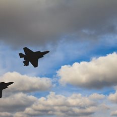 Γιατί ο Μπάιντεν θέλει να πουλήσει και F-16 στην Τουρκία και F-35 στην Ελλάδα