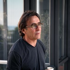 &#x3A0;&#x3AF;&#x3C4;&#x3B5;&#x3C1; &#x39F;&#x3B9;&#x3BA;&#x3BF;&#x3BD;&#x3BF;&#x3BC;&#x3AF;&#x3B4;&#x3B7;&#x3C2;: &#x39F; &#x388;&#x3BB;&#x3BB;&#x3B7;&#x3BD;&#x3B1;&#x3C2; &#x3C0;&#x3AF;&#x3C3;&#x3C9; &#x3B1;&#x3C0;&#x3CC; &#x3C4;&#x3B9;&#x3C2; &#x3BA;&#x3B1;&#x3BC;&#x3C0;&#x3AC;&#x3BD;&#x3B9;&#x3B5;&#x3C2; &#x3C4;&#x3B7;&#x3C2; Apple &#x3BA;&#x3B1;&#x3B9; &#x3C4;&#x3B7;&#x3C2; Coca-Cola