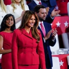 Σπάνια εμφάνιση της Μελάνια σε προεκλογική συγκέντρωση του Ντόναλντ Τραμπ