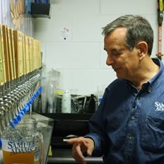 Μπύρα και μετοχές: Η επενδυτική τακτική του δισεκατομμυριούχου Jim Koch