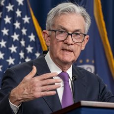 Πάουελ: Ανοιχτό το ενδεχόμενο νέας αύξησης επιτοκίων - Εφικτή μία "ήπια προσγείωση"