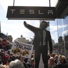 Ο Μασκ ξεμένει από ιδέες για να σώσει την Tesla