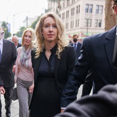 Σκάνδαλο Theranos: Η Holmes φέρεται να αγόρασε εισιτήριο για το Μεξικό χωρίς επιστροφή μετά την καταδίκη της