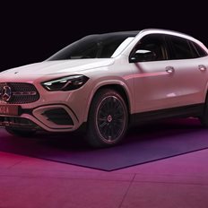 H Mercedes GLA Iconic &#x3B5;&#x3C0;&#x3B1;&#x3BD;&#x3B1;&#x3C0;&#x3C1;&#x3BF;&#x3C3;&#x3B4;&#x3B9;&#x3BF;&#x3C1;&#x3AF;&#x3B6;&#x3B5;&#x3B9; &#x3C4;&#x3BF;&#x3BD; &#x3BF;&#x3C1;&#x3B9;&#x3C3;&#x3BC;&#x3CC; &#x3C4;&#x3BF;&#x3C5; SUV &#x3BA;&#x3B1;&#x3B9; &#x3BE;&#x3B5;&#x3C7;&#x3C9;&#x3C1;&#x3AF;&#x3B6;&#x3B5;&#x3B9;