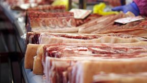 &#x3A4;&#x3BF; &#x3BA;&#x3C1;&#x3AD;&#x3B1;&#x3C2; &#x3AD;&#x3C0;&#x3B1;&#x3B8;&#x3B5;&#x2026; &#x3B5;&#x3BB;&#x3B1;&#x3B9;&#x3CC;&#x3BB;&#x3B1;&#x3B4;&#x3BF;: &#x3A3;&#x3C4;&#x3BF; &#x2B;55% &#x3C4;&#x3BF; &#x3BC;&#x3BF;&#x3C3;&#x3C7;&#x3AC;&#x3C1;&#x3B9;, &#x3C3;&#x3C4;&#x3BF; &#x2B;43,3% &#x3B1;&#x3C1;&#x3BD;&#x3AF; &#x3BA;&#x3B1;&#x3B9; &#x3BA;&#x3B1;&#x3C4;&#x3C3;&#x3AF;&#x3BA;&#x3B9; - &#x39F;&#x3B9; &#x3BB;&#x3CC;&#x3B3;&#x3BF;&#x3B9;