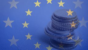 Σε συμπληγάδες υψηλών επιτοκίων και περιορισμών η οικονομία