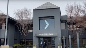 Silicon Valley Bank: &#x39F; &#x3BA;&#x3AF;&#x3BD;&#x3B4;&#x3C5;&#x3BD;&#x3BF;&#x3C2; &#x3BC;&#x3B5;&#x3C4;&#x3AC;&#x3B4;&#x3BF;&#x3C3;&#x3B7;&#x3C2;, &#x3BF;&#x3B9; &#x3B5;&#x3C5;&#x3BA;&#x3B1;&#x3B9;&#x3C1;&#x3AF;&#x3B5;&#x3C2; &#x3BA;&#x3B1;&#x3B9; &#x3BF;&#x3B9; &quot;&#x3B3;&#x3C5;&#x3BC;&#x3BD;&#x3BF;&#x3AF; &#x3BA;&#x3BF;&#x3BB;&#x3C5;&#x3BC;&#x3B2;&#x3B7;&#x3C4;&#x3AD;&#x3C2;&quot; &#x3BC;&#x3B5;&#x3C4;&#x3AC; &#x3C4;&#x3B7;&#x3BD; &#x3BA;&#x3B1;&#x3C4;&#x3AC;&#x3C1;&#x3C1;&#x3B5;&#x3C5;&#x3C3;&#x3B7;