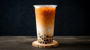 Κινέζος επιχειρηματίας έγινε δισεκατομμυριούχος πουλώντας φθηνό τσάι με γάλα