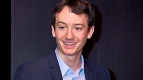 Ποιος είναι ο Frederic Arnault; Ο 29χρονος γιος του δισεκατομμυριούχου Bernard Arnault ανέλαβε την ηγεσία του τμήματος ρολογιών της LVMH