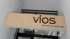 ViOS: &#x39D;&#x3AD;&#x3B5;&#x3C2; &#x3C0;&#x3B5;&#x3C1;&#x3B9;&#x3BF;&#x3C7;&#x3AD;&#x3C2; &#x3BA;&#x3B1;&#x3B9; &#x3B5;&#x3C0;&#x3B9;&#x3C0;&#x3BB;&#x3AD;&#x3BF;&#x3BD; &#x3C0;&#x3B1;&#x3C1;&#x3BF;&#x3C7;&#x3AD;&#x3C2; &#x3C3;&#x3C4;&#x3BF; &quot;&#x3BC;&#x3B9;&#x3BA;&#x3C1;&#x3BF;&#x3C3;&#x3BA;&#x3CC;&#x3C0;&#x3B9;&#x3BF;&quot; &#x3C4;&#x3B7;&#x3C2; &#x3B5;&#x3C4;&#x3B1;&#x3B9;&#x3C1;&#x3B5;&#x3AF;&#x3B1;&#x3C2; &#x3C0;&#x3BF;&#x3C5; &#x3B1;&#x3BD;&#x3B1;&#x3B4;&#x3B9;&#x3B1;&#x3BC;&#x3BF;&#x3C1;&#x3C6;&#x3CE;&#x3BD;&#x3B5;&#x3B9; &#x3C4;&#x3B1; coworking spaces