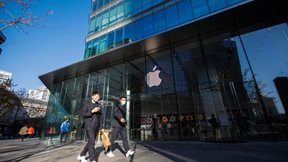 &#x39C;&#x3B5;&#x3B3;&#x3AC;&#x3BB;&#x3BF; &#x3C0;&#x3BB;&#x3AE;&#x3B3;&#x3BC;&#x3B1; &#x3B3;&#x3B9;&#x3B1; &#x3C4;&#x3B7;&#x3BD; Apple: &#x397; &#x39A;&#x3AF;&#x3BD;&#x3B1; &#x3B5;&#x3C0;&#x3B9;&#x3B4;&#x3B9;&#x3CE;&#x3BA;&#x3B5;&#x3B9; &#x3C4;&#x3B7;&#x3BD; &#x3B1;&#x3C0;&#x3B1;&#x3B3;&#x3CC;&#x3C1;&#x3B5;&#x3C5;&#x3C3;&#x3B7; &#x3C4;&#x3C9;&#x3BD; iPhones &#x3C3;&#x3B5; &#x3BA;&#x3C1;&#x3B1;&#x3C4;&#x3B9;&#x3BA;&#x3AD;&#x3C2; &#x3B5;&#x3C4;&#x3B1;&#x3B9;&#x3C1;&#x3B5;&#x3AF;&#x3B5;&#x3C2; &#x3BA;&#x3B1;&#x3B9; &#x3C5;&#x3C0;&#x3B7;&#x3C1;&#x3B5;&#x3C3;&#x3AF;&#x3B5;&#x3C2;