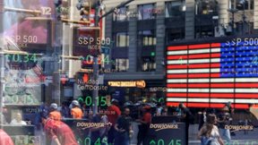 &#x39D;&#x3AD;&#x3BF; sell-off &#x3C3;&#x3C4;&#x3B7;&#x3BD; Wall Street, &#x3BA;&#x3B1;&#x3B8;&#x3CE;&#x3C2; &#x3BF; &#x3A4;&#x3C1;&#x3B1;&#x3BC;&#x3C0; &quot;&#x3C3;&#x3C0;&#x3AD;&#x3C1;&#x3BD;&#x3B5;&#x3B9;&quot; &#x3B1;&#x3BD;&#x3B7;&#x3C3;&#x3C5;&#x3C7;&#x3AF;&#x3B5;&#x3C2; &#x3C3;&#x3C4;&#x3BF; &#x3C4;&#x3B1;&#x3BC;&#x3C0;&#x3BB;&#x3CC;