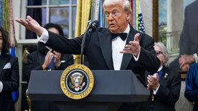 Ένας χρόνος προεδρίας Τραμπ: Το Πεντάγωνο διογκώνεται, η ανθρωπιστική πολιτική συρρικνώνεται