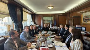 &#x3A0;&#x3B5;&#x3B9;&#x3C1;&#x3B1;&#x3B9;&#x3AC;&#x3C2; &#x3BA;&#x3B1;&#x3B9; &#x3BB;&#x3B9;&#x3BC;&#x3AC;&#x3BD;&#x3B9;: &#x3A3;&#x3C5;&#x3BD;&#x3AC;&#x3BD;&#x3C4;&#x3B7;&#x3C3;&#x3B7; Su Xudong &#x3BA;&#x3B1;&#x3B9; &#x393;&#x3B9;&#x3AC;&#x3BD;&#x3BD;&#x3B7; &#x39C;&#x3CE;&#x3C1;&#x3B1;&#x3BB;&#x3B7; &#x3BC;&#x3B5; &#x3BF;&#x3C1;&#x3AF;&#x3B6;&#x3BF;&#x3BD;&#x3C4;&#x3B1; &#x3C4;&#x3B7;&#x3BD; &#x3B1;&#x3BD;&#x3AC;&#x3C0;&#x3C4;&#x3C5;&#x3BE;&#x3B7;