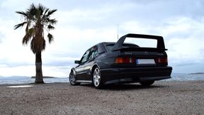 &#x39F;&#x3B4;&#x3B7;&#x3B3;&#x3BF;&#x3CD;&#x3BC;&#x3B5; &#x3BC;&#x3B9;&#x3B1; &#x3C0;&#x3BF;&#x3BB;&#x3CD; &#x3C3;&#x3C0;&#x3AC;&#x3BD;&#x3B9;&#x3B1; Mercedes-Benz &#x3C3;&#x3C4;&#x3B7;&#x3BD; &#x391;&#x3B8;&#x3AE;&#x3BD;&#x3B1;! (video)