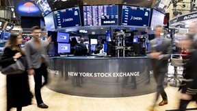 Wall Street: Προσπάθειες ανόδου μετά τους τραπεζικούς κραδασμούς - Υποχωρούν οι ανησυχίες λόγω δασμών