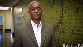 Bostic (Fed): Δεν υπάρχει κανένας λόγος να βιαστούμε στη μείωση των επιτοκίων μας