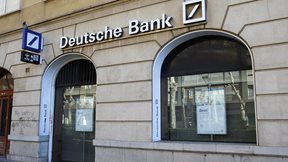 Deutsche Bank: &#x3A4;&#x3B9; &#x3BA;&#x3C1;&#x3CD;&#x3B2;&#x3B5;&#x3B9; &#x3C4;&#x3BF; &#x3B2;&#x2019; &#x3B5;&#x3BE;&#x3AC;&#x3BC;&#x3B7;&#x3BD;&#x3BF; &#x3B3;&#x3B9;&#x3B1; &#x3C4;&#x3B9;&#x3C2; &#x3B1;&#x3B3;&#x3BF;&#x3C1;&#x3AD;&#x3C2; - &#x3A0;&#x3C1;&#x3BF;&#x3C3;&#x3BF;&#x3C7;&#x3AE; &#x3C3;&#x3C4;&#x3B1; &#x3B1;&#x3C0;&#x3CC;&#x3C4;&#x3BF;&#x3BC;&#x3B1; sell-offs &#x3BA;&#x3B1;&#x3B9; &#x3C4;&#x3BF;&#x3C5;&#x3C2; &#x3B4;&#x3CD;&#x3BF; &#x3BC;&#x3B5;&#x3B3;&#x3AC;&#x3BB;&#x3BF;&#x3C5;&#x3C2; &#x3BA;&#x3B9;&#x3BD;&#x3B4;&#x3CD;&#x3BD;&#x3BF;&#x3C5;&#x3C2;