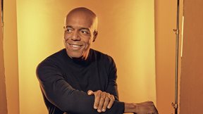 Επενδύει σε ιδέες που "λύνουν προβλήματα για το 99%"