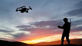 Πώς οι Ουκρανοί κατασκευάζουν έναν στρατό από drone στην κουζίνα τους