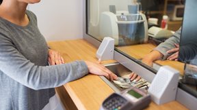 Οι φτηνές καταθέσεις γεμίζουν τα ταμεία των τραπεζών