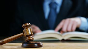 Πλειστηριασμοί: Στο σφυρί εργοστάσια, κατοικίες και... ποσότητες καπνού