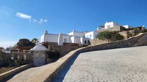 Βασίλης Γκρίσιν: Το disaster story και το νέο σφυρί για κατοικία στη Μύκονο