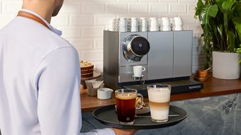 Xenia 2025: &#x397; &#x3B1;&#x3C0;&#x3CC;&#x3BB;&#x3C5;&#x3C4;&#x3B7; &#x3B5;&#x3BC;&#x3C0;&#x3B5;&#x3B9;&#x3C1;&#x3AF;&#x3B1; &#x3C6;&#x3B9;&#x3BB;&#x3BF;&#x3BE;&#x3B5;&#x3BD;&#x3AF;&#x3B1;&#x3C2; &#x3BE;&#x3B5;&#x3BA;&#x3B9;&#x3BD;&#x3AC; &#x3B1;&#x3C0;&#x3CC; &#x3C4;&#x3BF;&#x3BD; &#x3BA;&#x3B1;&#x3C6;&#x3AD;